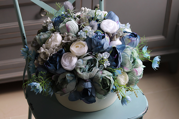 bogata kompozycja kwiatowa, Niebieska Wiosna w Maladze, wys.30cm