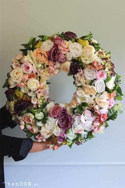 atrakcyjny gęsty wianek Caryca Katarzyna Indigo 2, śr.50cm