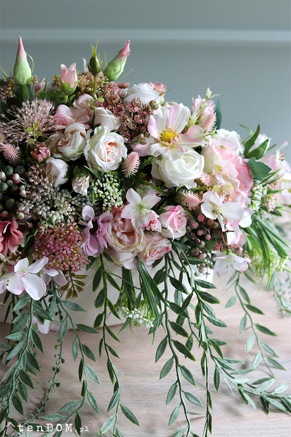 kwiatowa kompozycja w ceramicznym naczyniu, Manfredo Delikata, wym.38x50cm