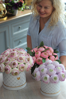 Odetta, flowerbox / kompozycja kwiatowa z pełników z listkami, wys.28cm