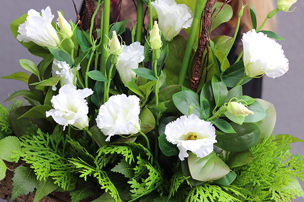 Kallito, bukiet nagrobny z kallą i różami w naczyniu, wys.60cm