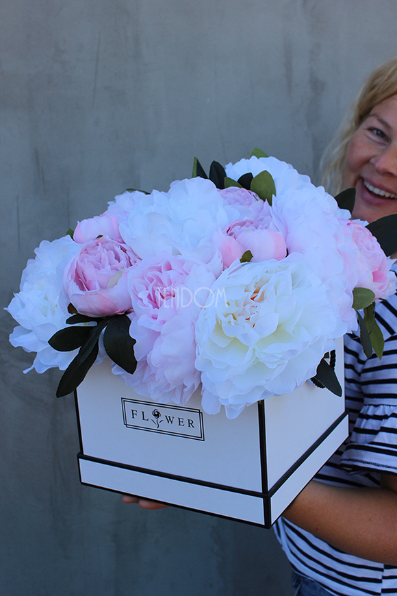 Peonie, flowerbox, kompozycja kwiatowa / bukiet, wys.40cm