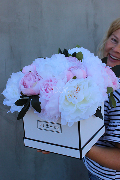 Peonie, flowerbox, kompozycja kwiatowa / bukiet, wys.40cm