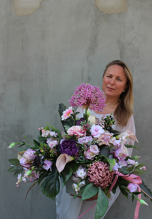 Ilena kompozycja nagrobna w ceramicznym naczyniu, wys.64cm 