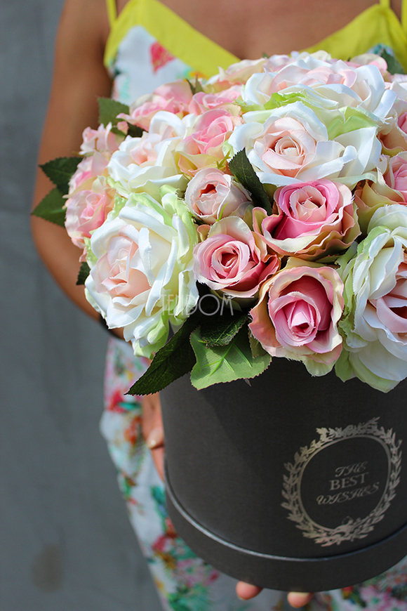 Angielska Róża, kompozycja kwiatowa / bukiet Flowerbox wys.32cm