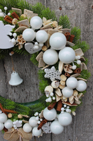 elegancki wianek z białymi ozdobami Świąteczny Klimat śr.40 cm