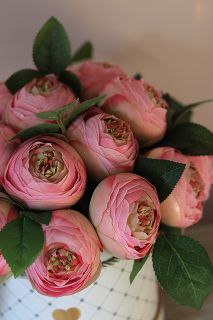 Odetta, flowerbox / kompozycja kwiatowa z pełników z listkami, wys.28cm