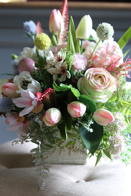 Denallo, wiosenna kompozycja kwiatowa w drewnianej skrzyneczce, wys.40cm