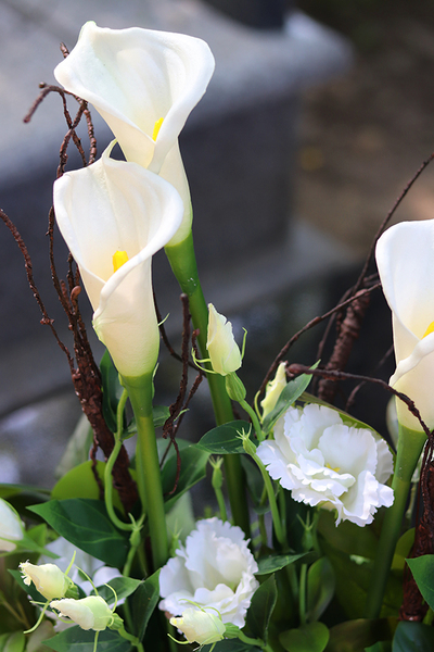 Kallito, bukiet nagrobny z kallą i różami w naczyniu, wys.60cm