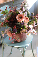 Hella, kompozycja kwiatowa w różowym naczyniu, wys.64cm