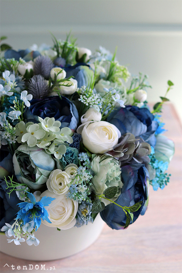 bogata kompozycja kwiatowa, Niebieska Wiosna w Maladze, wys.30cm