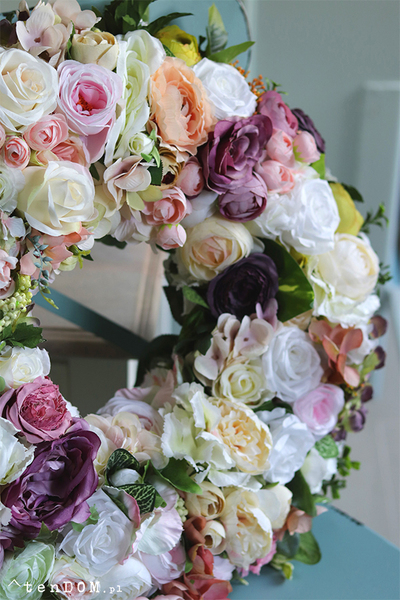 atrakcyjny gęsty wianek Caryca Katarzyna Indigo 2, śr.50cm