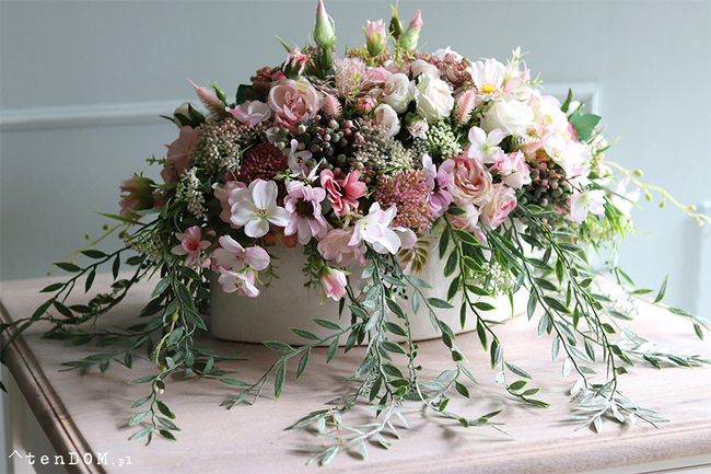 kwiatowa kompozycja w ceramicznym naczyniu, Manfredo Delikata, wym.38x50cm