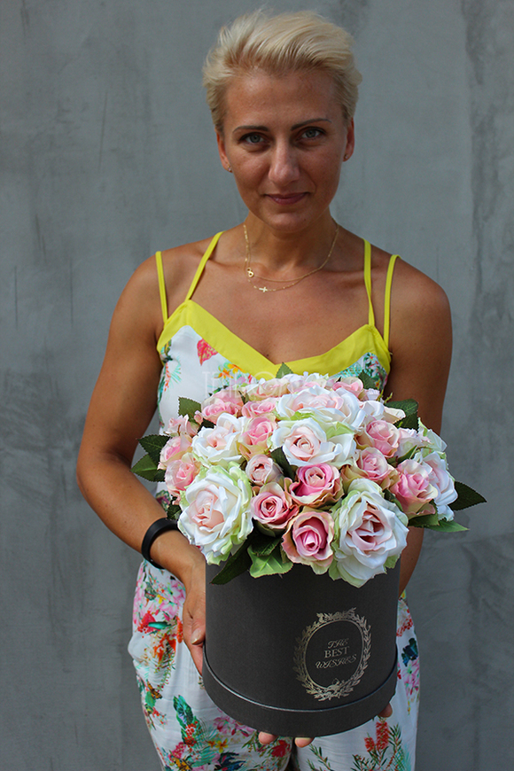 Angielska Róża, kompozycja kwiatowa / bukiet Flowerbox wys.32cm