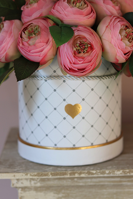 Odetta, flowerbox / kompozycja kwiatowa z pełników z listkami, wys.28cm