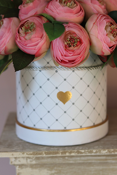 Odetta, flowerbox / kompozycja kwiatowa z pełników z listkami, wys.28cm