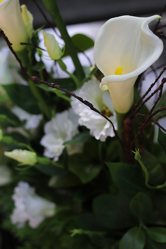 Kallito, bukiet nagrobny z kallą i różami w naczyniu, wys.60cm