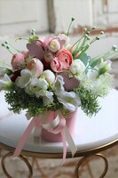 Gerana, urocza kompozycja kwiatowa w różowym wiaderku, wym.22x26cm