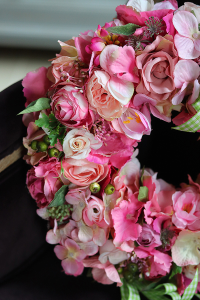 dekoracyjny różowy wianek kwiatowy Fessa, śr.32cm