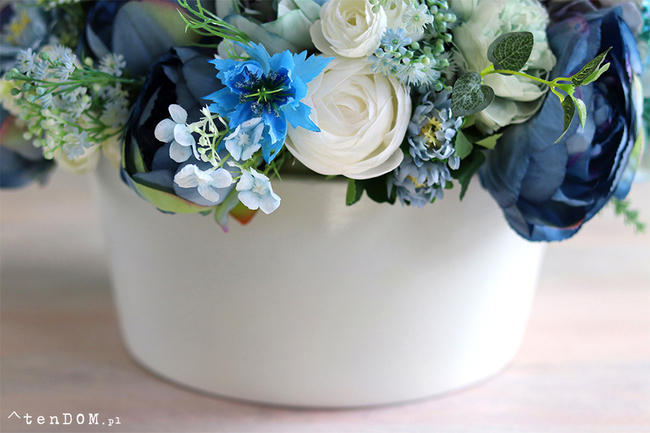 bogata kompozycja kwiatowa, Niebieska Wiosna w Maladze, wys.30cm