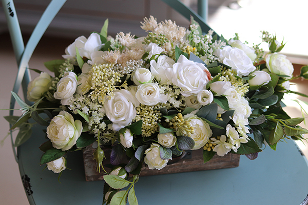 kompozycja kwiatowa, Biała Serenita, wym.18x42x24cm