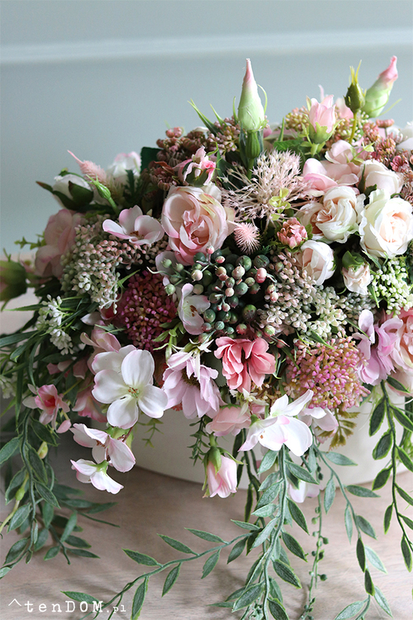 kwiatowa kompozycja w ceramicznym naczyniu, Manfredo Delikata, wym.38x50cm