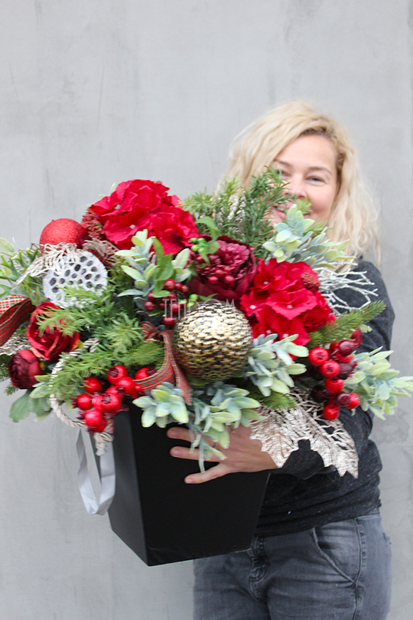 Christmas Red kompozycja kwiatowa / bukiet Flowerbox, wys.57cm