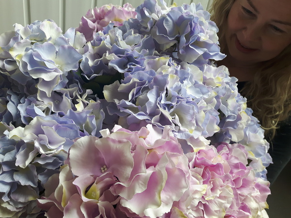 bogaty kosz z pastelowymi hortensjami Blue&Pink 45x45cm 