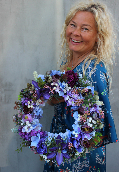 atrakcyjny kwiatowy wianek, Niebieska Baśń, wym.38cm