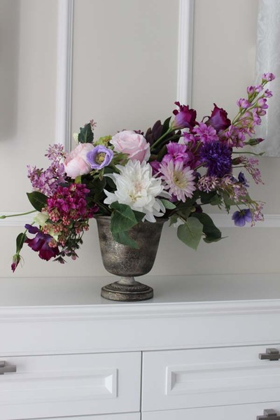 Sophia, piękna kompozycja w złotym metalowym pucharze, wym.45x40x65cm