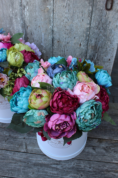 kompozycja kwiatowa / bukiet Flowerbox Kokarda Caryca Katarzyna Big, wys.38cm