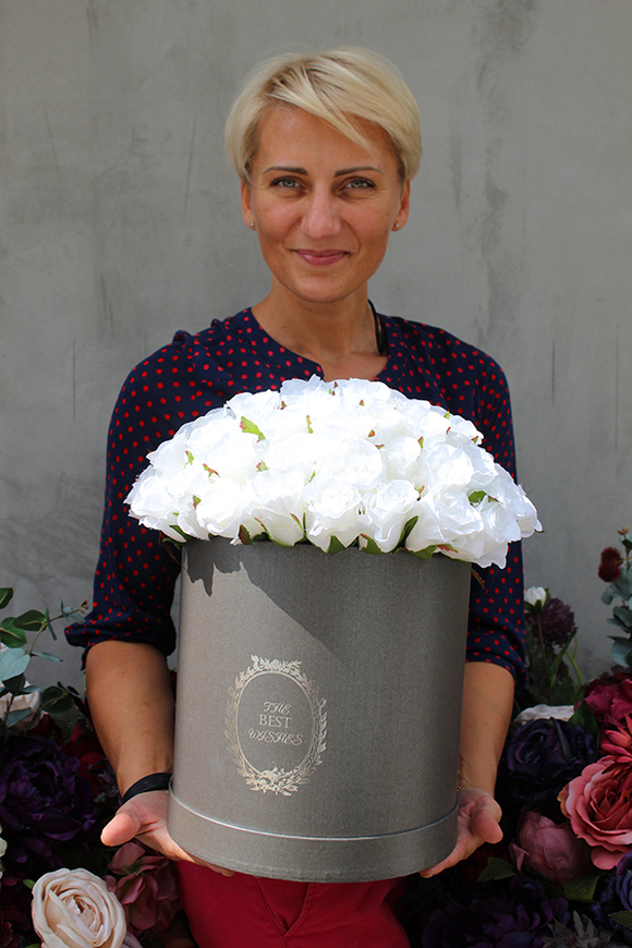 kompozycja kwiatowa / bukiet Flowerbox Srebrzystoszary Elegance White, wys.38cm