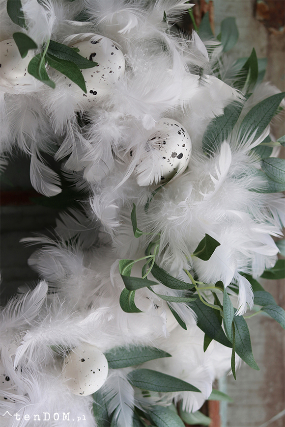 Biella, wielkanocny wianek z białych piór, śr.40cm