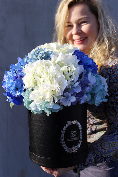 kompozycja kwiatowa / bukiet Flowerbox, Hortense Blue wys.37cm