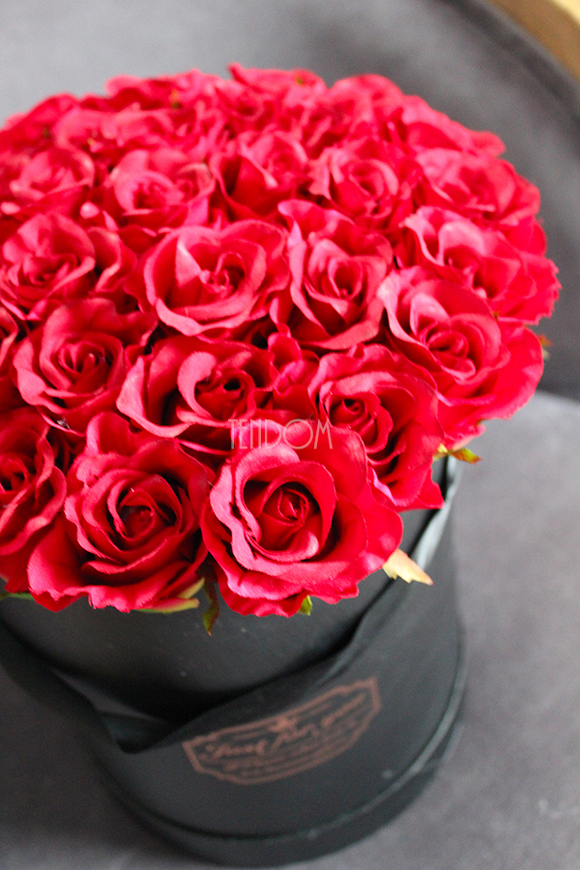 walentynkowa kompozycja kwiatowa / bukiet flowerbox Black&Red, wys.31cm