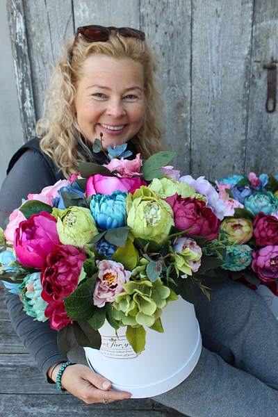 kompozycja kwiatowa / bukiet Flowerbox Caryca Katarzyna Big, wys.38cm