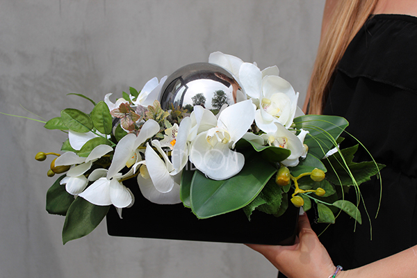 Deko Storczyk kompozycja kwiatowa w w ceramicznym naczyniu z lustrzanymi kulami dł.40cm