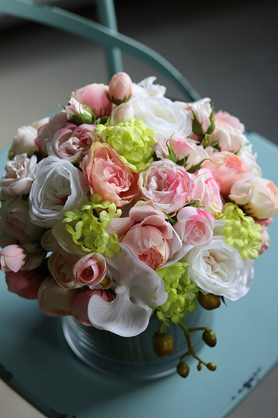 bogaty bukiet wiosennych kwiatów w szklanym wazonie, Hellissa, wys.27cm 