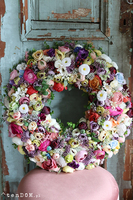 atrakcyjny kwiatowy wianek, Perrasa Marcowa, śr.50cm