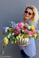 kompozycja kwiatowa w złotym naczyniu, Wiosenna Kreacja, wys.38cm 