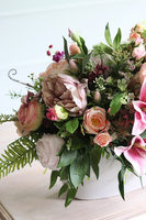 bogata kompozycja kwiatowa z liliami, Jella 2, wym.45x58x38cm