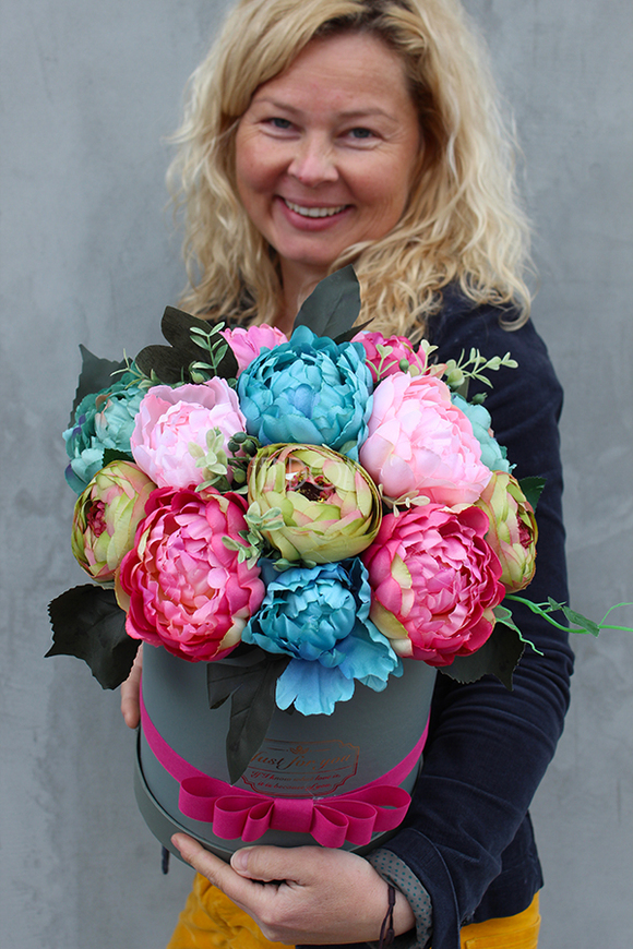 kompozycja kwiatowa / bukiet Flowerbox Caryca Katarzyna 2, wys.36cm