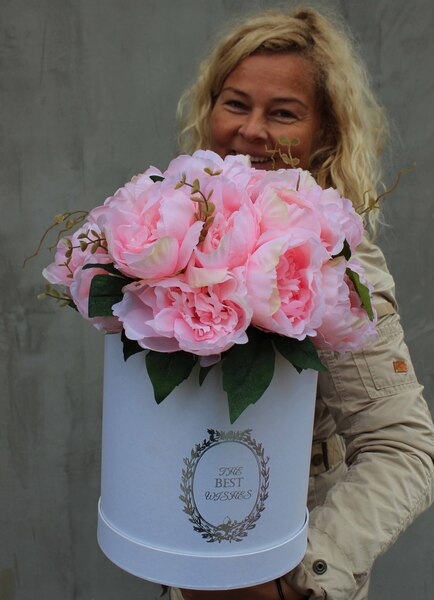 Peonie Pink kompozycja kwiatowa / bukiet flowerbox w pudrowym różu, wys.31cm