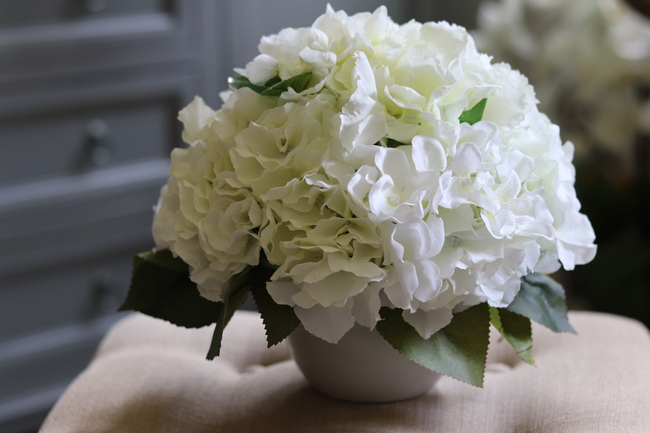 Kelona, kompozycja z hortensji / bukiet w białym naczyniu, wym.25x25cm