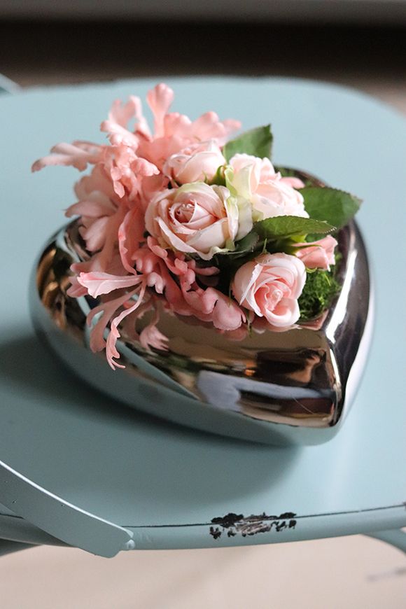 Bliskość Rosano, kompozycja kwiatowa w kształcie serca, wym.16x20cm 