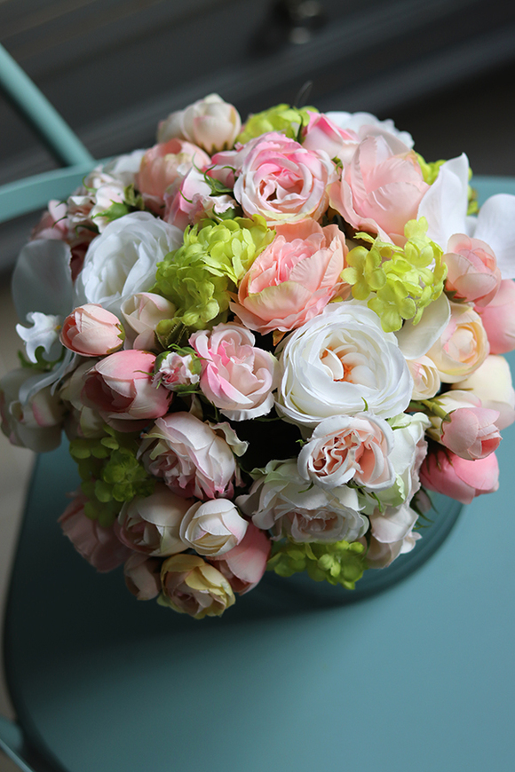 bogaty bukiet wiosennych kwiatów w szklanym wazonie, Hellissa, wys.27cm 