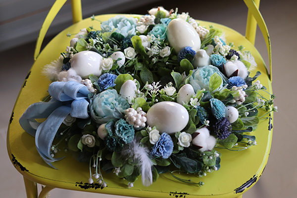 Blue Delina, elegancki wielkanocny wianek w błękitach, śr.30cm