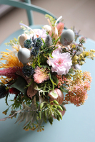 Butterfly Blue, wielkanocny bukiet w szklanym wazonie, wys.30cm