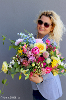 kompozycja kwiatowa w złotym naczyniu, Wiosenna Kreacja, wys.38cm 