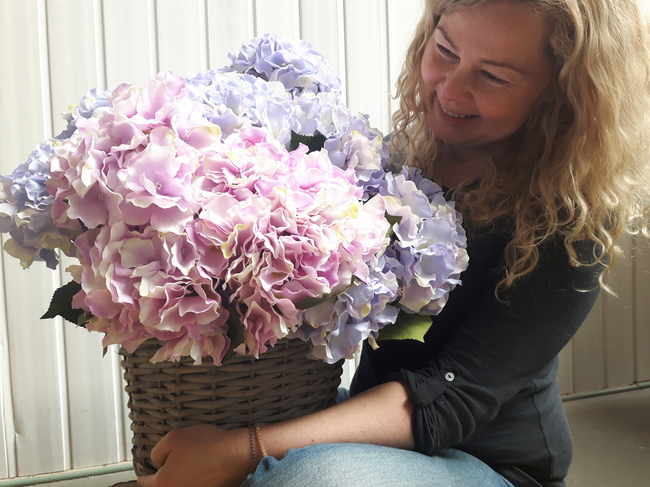 bogaty kosz z pastelowymi hortensjami Blue&Pink 45x45cm 